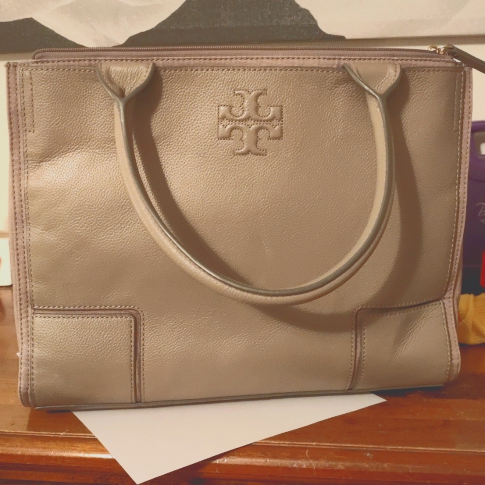 Tory Burch leather Ella Tote. Magnetic expanding